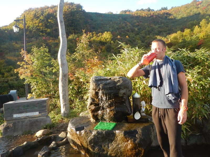7. Natuurlijk water drinken na een bezoek aan een eeuwenoude Onsen in het noorden van Honshu.