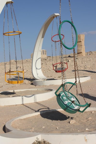 Wüstenspielplatz am Makhtesh (Krater)