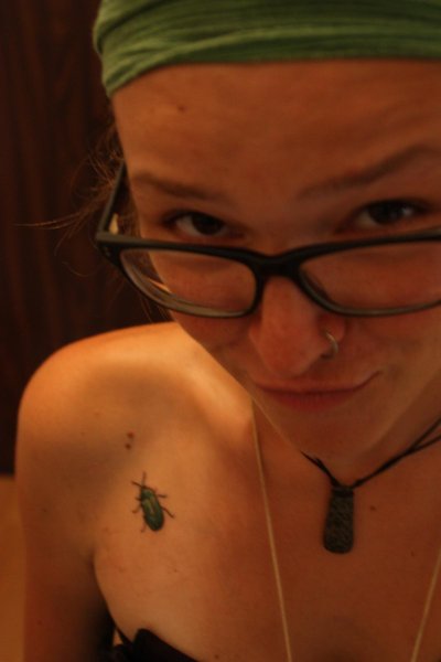 Die religiöse Frau hat jetzt einen Käfer