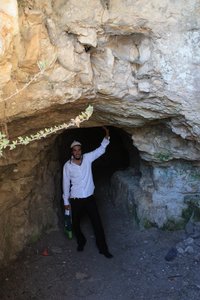 Mein neuer Freund Yosef vor dem Eingang der "Höhle" in Tsfat