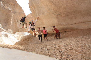 Im Pferdehuf-Wadi. Die Gruppe. Am Absprung oder kurz davor