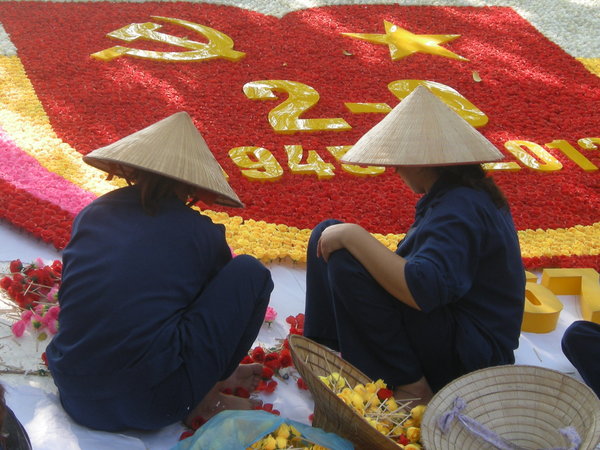 Preparing flower displays in Hanoi