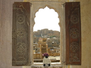 Bob posing in front of Jaisalmer Fort