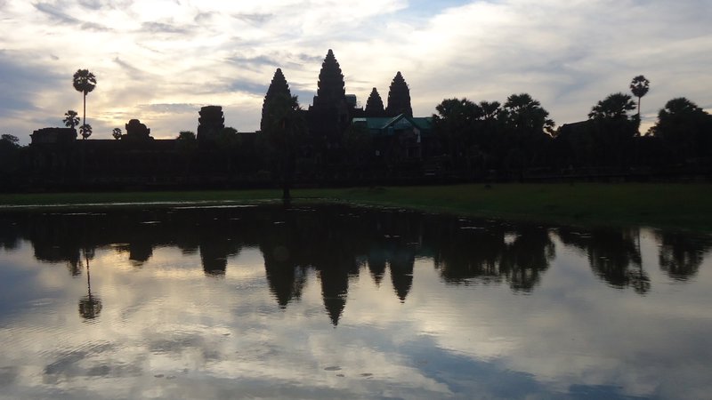 Reflejo de Ankor Wat en una laguna
