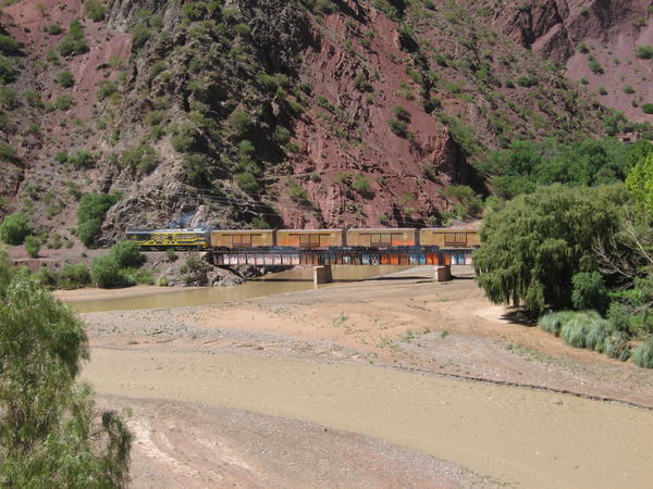 Train crossing bridge at Entre Rios