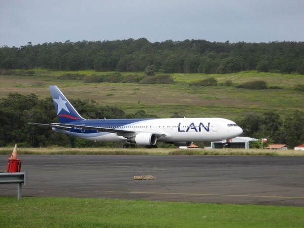 LAN Chile plane bringing my friends to Rapa Nui