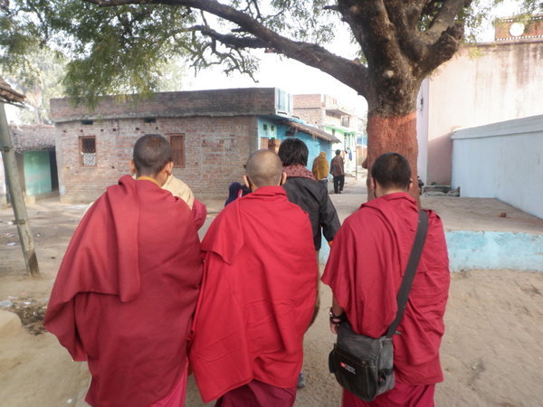 3 Monks on the way to Teachings