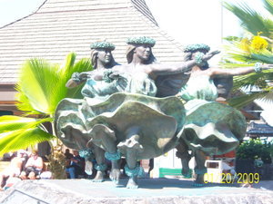 Statue of 3 hula dancers at Kona airport