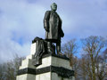 Andrew_Carnegie's_statue,_Dunfermline
