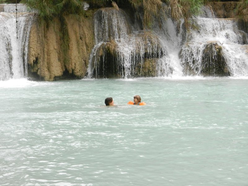 Lea & Mimi swimming through the falls