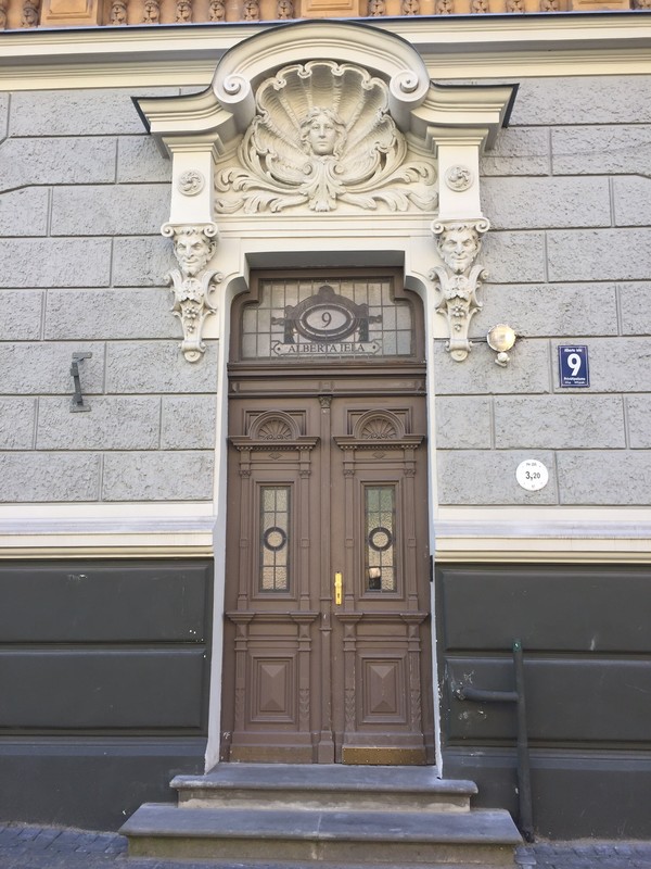 Doorway on Alberti st