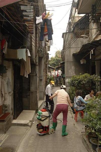 De reinigingsdienst aan het werk in de oude stad; rechts proberen bewoners Mahjong te spelen