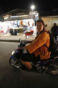 Met z'n negenen in optocht op scooters de straten van Koh Samui onveilig makend.