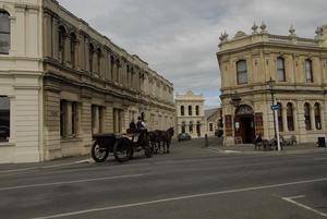 Zeldzame historische gebouwen voor Nieuw Zeelanders) in Oamaru, waar je ook meteen voor een hoop geld met paard en wagen kan rijden en high tea kan nuttigen