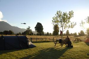 Van de natuur genieten in Fox Glacier op echte Nieuw Zeelandse manier; mensen met geld doen het per helicopter, wij bleven noodgedwongen met beide benen op de grond