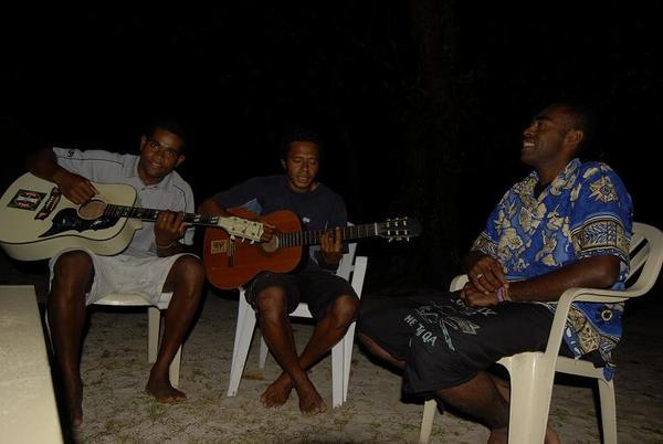 De avonden op Leleuvia: Fijiaanse smartlappen, erg mooi meerstemmig gezongen, kava erbij! Wat je trouwens in Fiji veel op de radio hoort is.... Pussycat!!! Onze nationale trots (jak!)