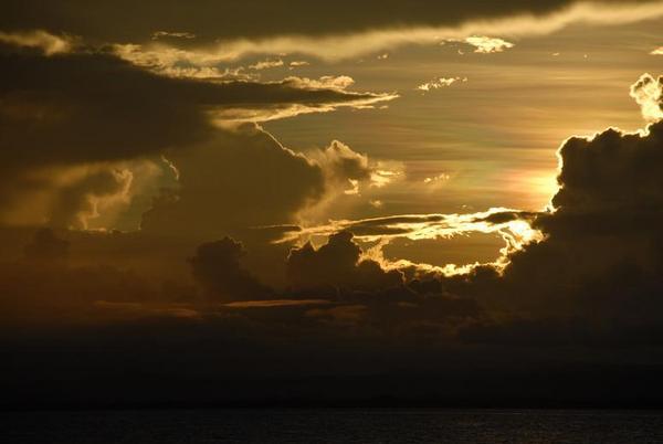 De zonsondergangen in Fiji zijn ongekend mooi! Daar kan geen tv of film tegenop