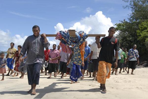 Processie op het strand van Nacula eiland, in de Yasawas