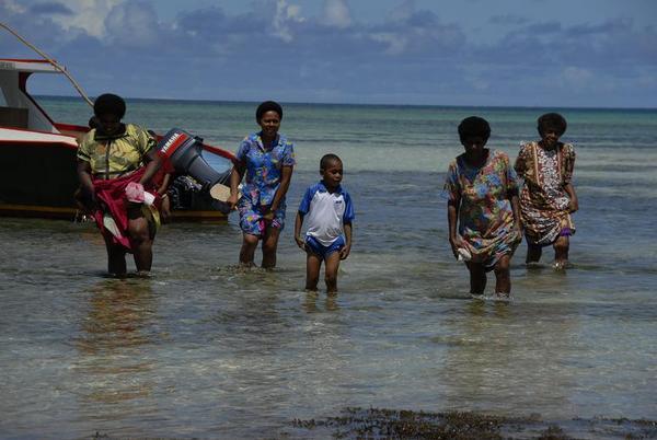 Fijiers komen aan per watertaxi in de Yasawas (al het vervoer gaat over zee, er zijn geen wegen)