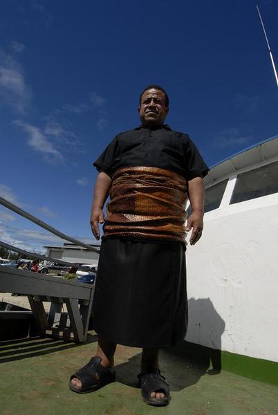 Tonganees in traditonele kleren. Mogelijk is een familielid overleden, dan lopen traditionele Tonganezen een jaar lang in het zwart.