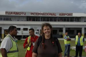 Aankomst in Tonga op Fua' amotu. Er is zelfs een viewing platform op ruim 4 meter hoogte