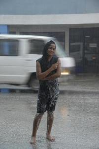 Sommige Tonganezen gebruikten de regen om weer eens te douchen