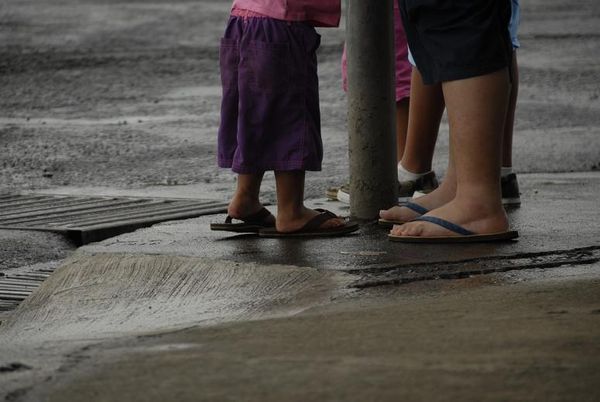 De Samoanen hebben uitzonderlijk grote en vooral dikke voeten. De gemiddelde schoenmaat voor de vrouw is hier 43. In een schoenenzaak vind je gouden muiltjes met hakje vanaf maat 39 tot 47!!!  Een mekka voor westerse travestieten