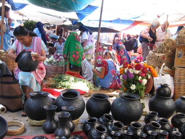 Tlacolula market: black pottery 