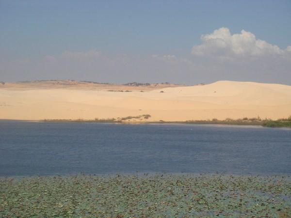 The white sandunes from the other side of the lake
