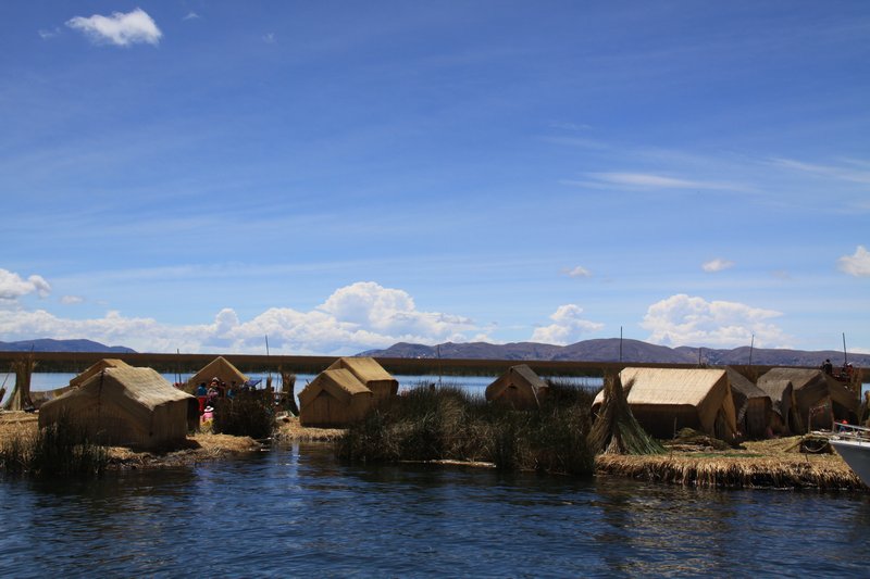 houses on floating islands of uros