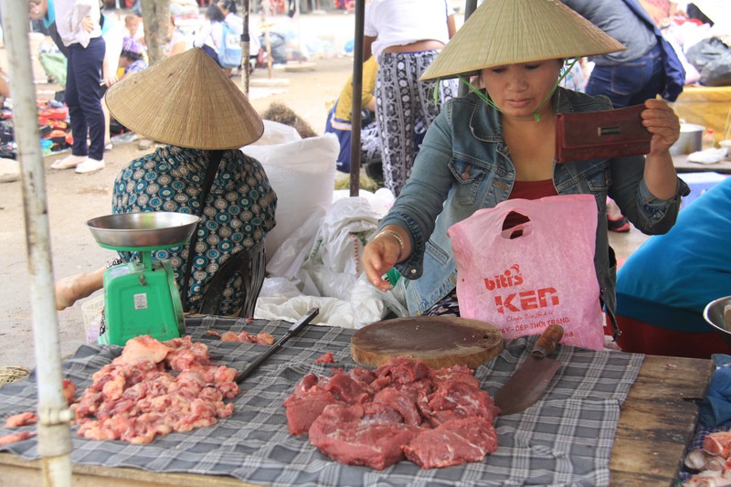 240415 selling meat in the market at