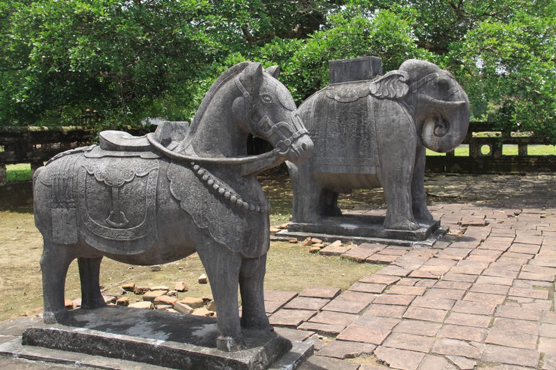 240415 statues at tomb