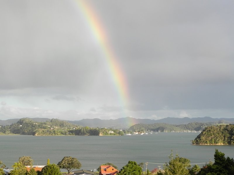 Regenbogen über der Bay in Paihia