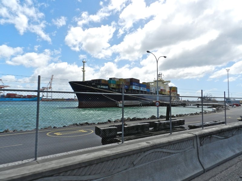 Containerschiff im Hafen von Tauranga