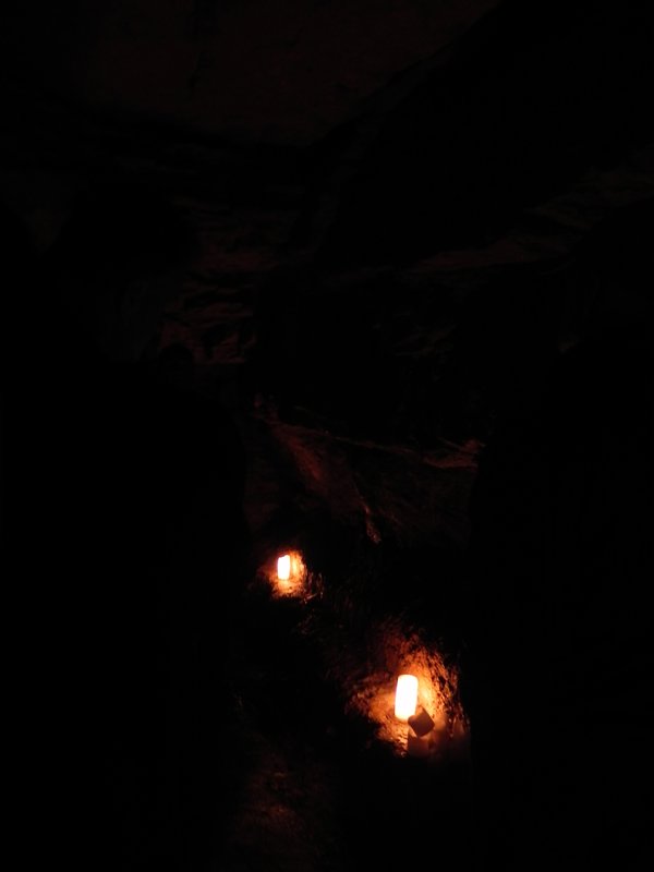 Spärliche Lichtquelle in der Höhle