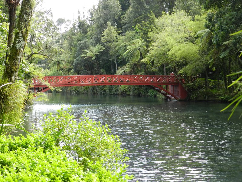 Brücke über den malerischen See im Park