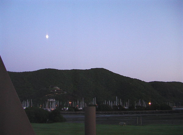 Abnehmender Mond über der Bay