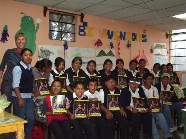 Een klas van het schooltje terminal(CEIPA) die graag met hun nieuwe schoolboeken op de foto wilden