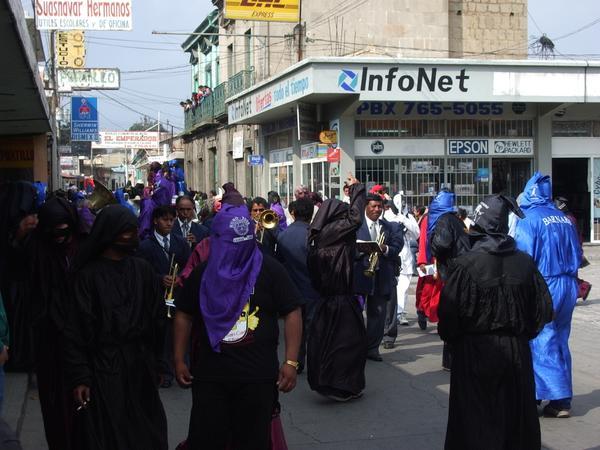 Een processie die werd gehouden in Xela. Het is een staking door studenten word gehouden! Omdat ze niet herkend willen worden dragen ze deze bizarre kleding!
