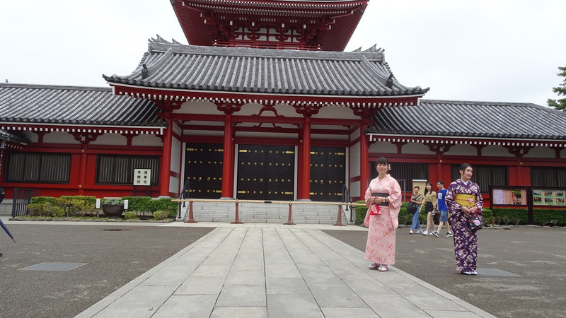 Kvinder i kimono ved Sensoji, der mangler bare kirsebærtræer så er postkortet klar til trykken