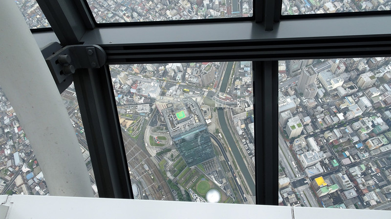 Kigger ned på en skyskraber, fra 450m i Tokyo Skytree