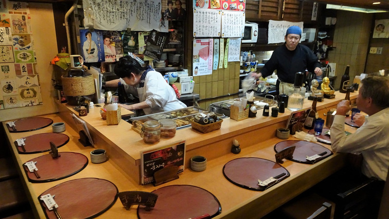 Typisk japansk restaurant. Få siddepladser og få (gode!) ting på menuen. Man sidder ofte ved disken