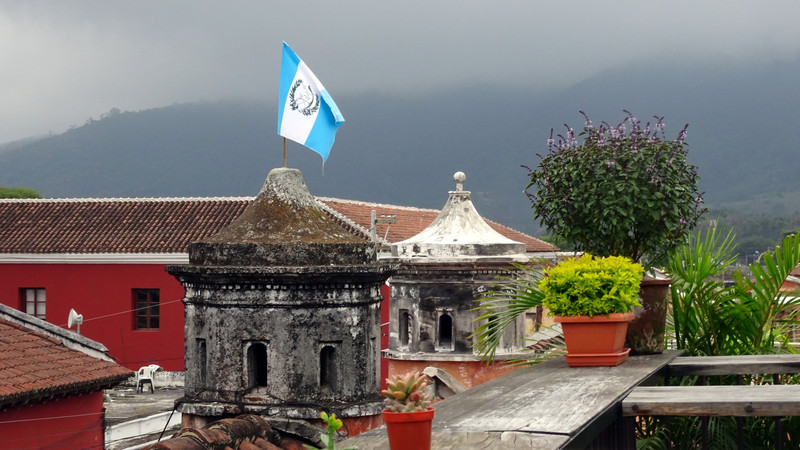 "Guams" flag på tagtoppe i Antigua