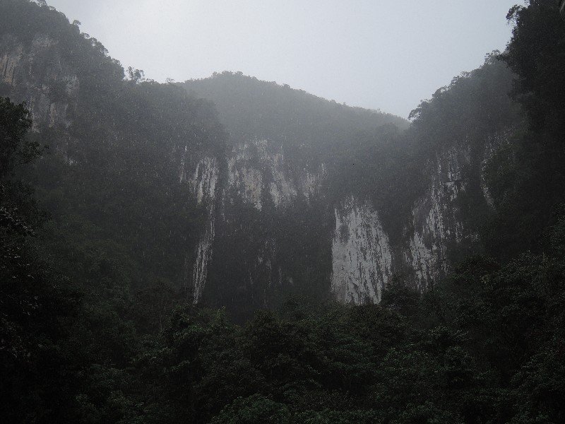 Bjerge og regn ved indgangen til verdens største grottepassage