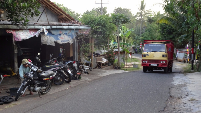 Livet går sin gang i yderområderne ved Yogyakarta