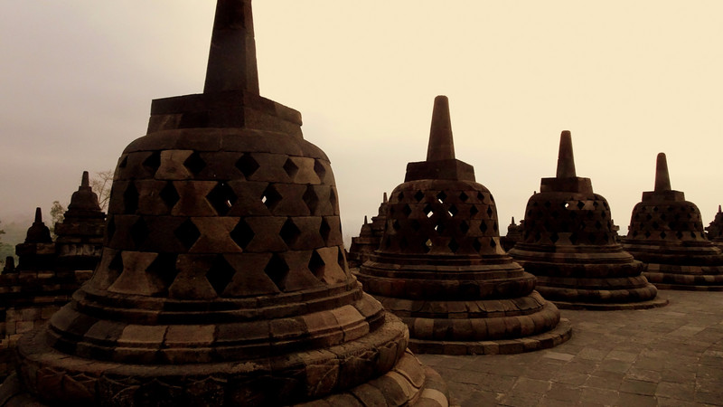 Stupaer ved Borobodur - inde i "klokkerne" er der buddhafigurer