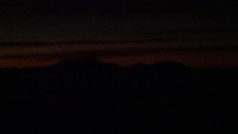 Det første dagslys anes fra toppen af Penanjakan, kl. 04.28