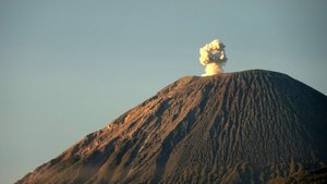 Og den store vulkan, Semeru, prutter flere gange mens vi er der