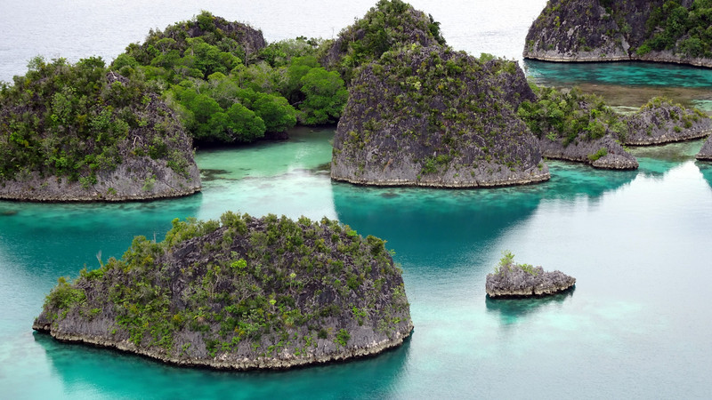 Flere klatter af øer i det lyseblå vand