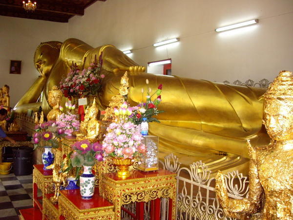 Nakhom Pathom- Phra Pathom Chedi reclining Budha